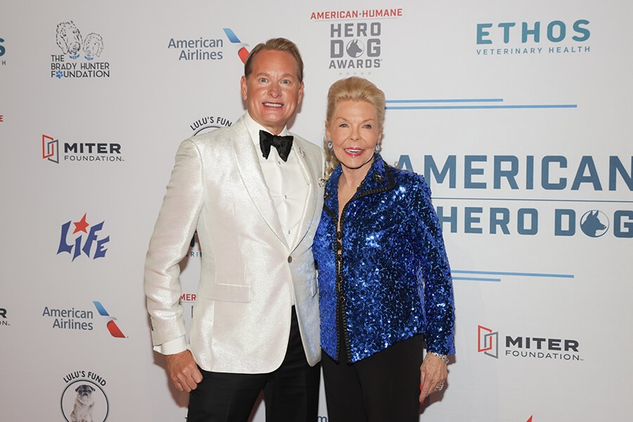 Carson Kressley and Lois Pope at the American Humane Hero Dog Awards