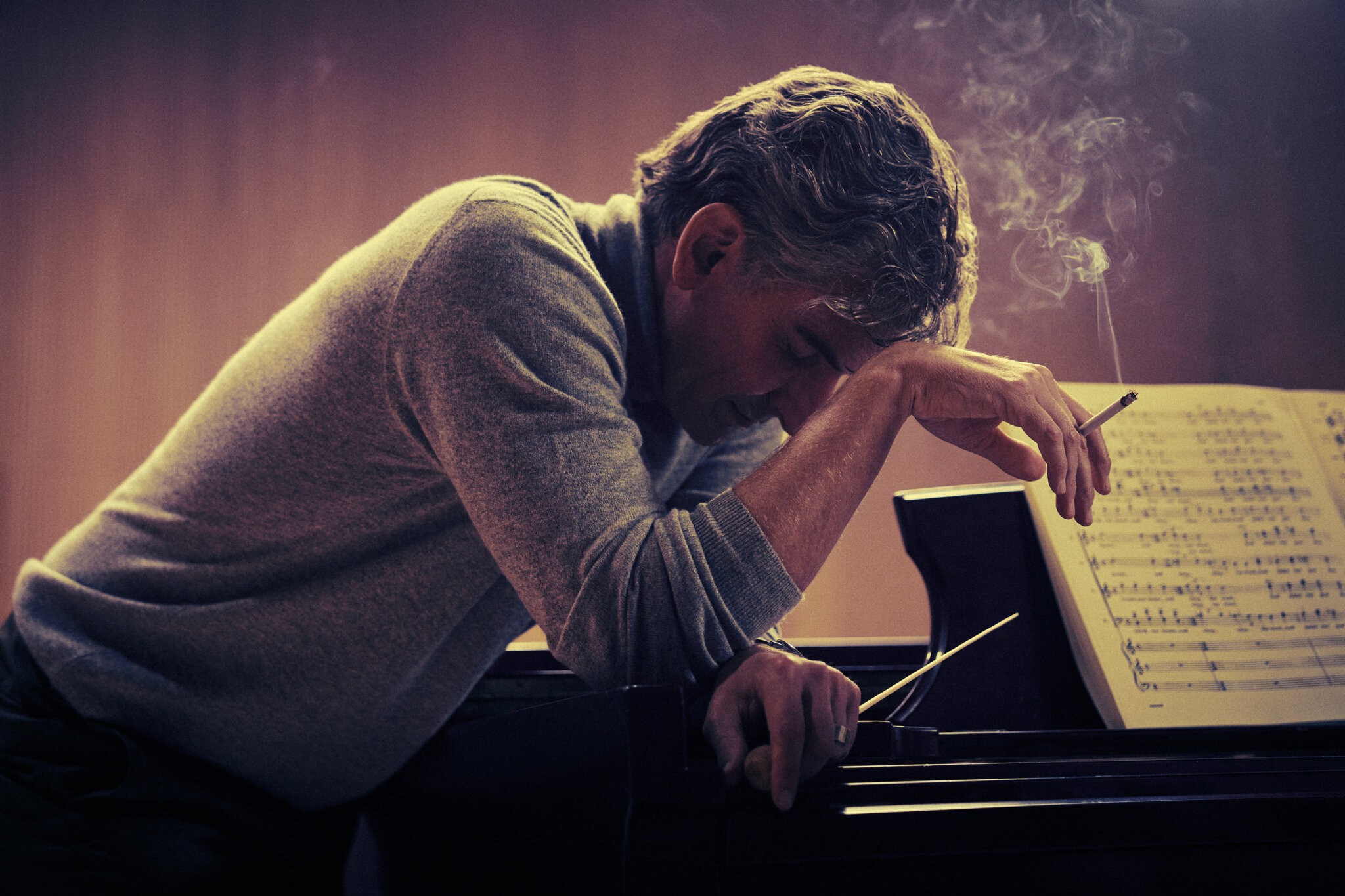 Maestro. Bradley Cooper as Leonard Bernstein (Director/Writer/Producer) in Maestro. Cr. Jason McDonald/Netflix © 2023.