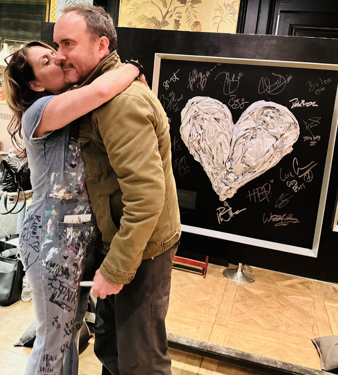Dave Matthews smooched by Jennifer Jo Contini after signing her "Platinum Love" Pop Heart