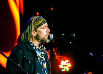 Lead Vocals & Guitarist Wade Kirby at The Suffolk