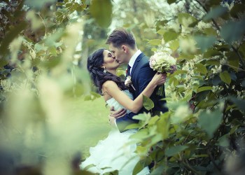 Couples can prepare a list of questions designed to ensure they know what they're getting before they enter into a contract with a wedding vendor.