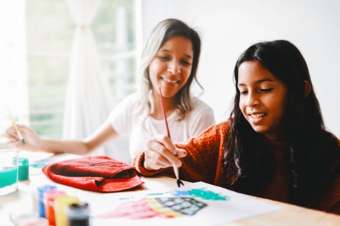 Summer can inspire art. Take your kids to summer painting classes.