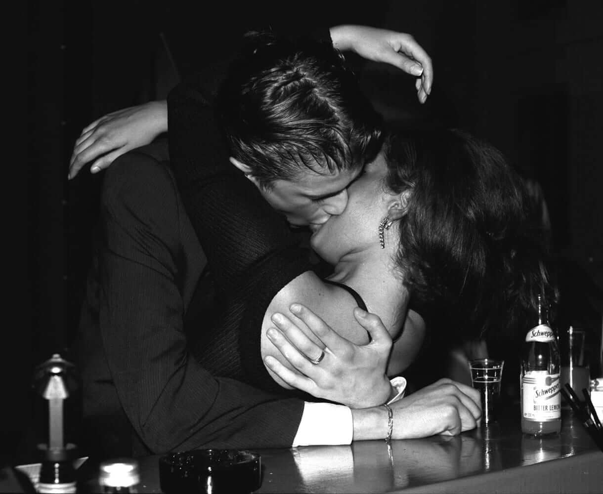 "Berlin Kiss" 1996 by Harry Benson, Courtesy Contessa Gallery