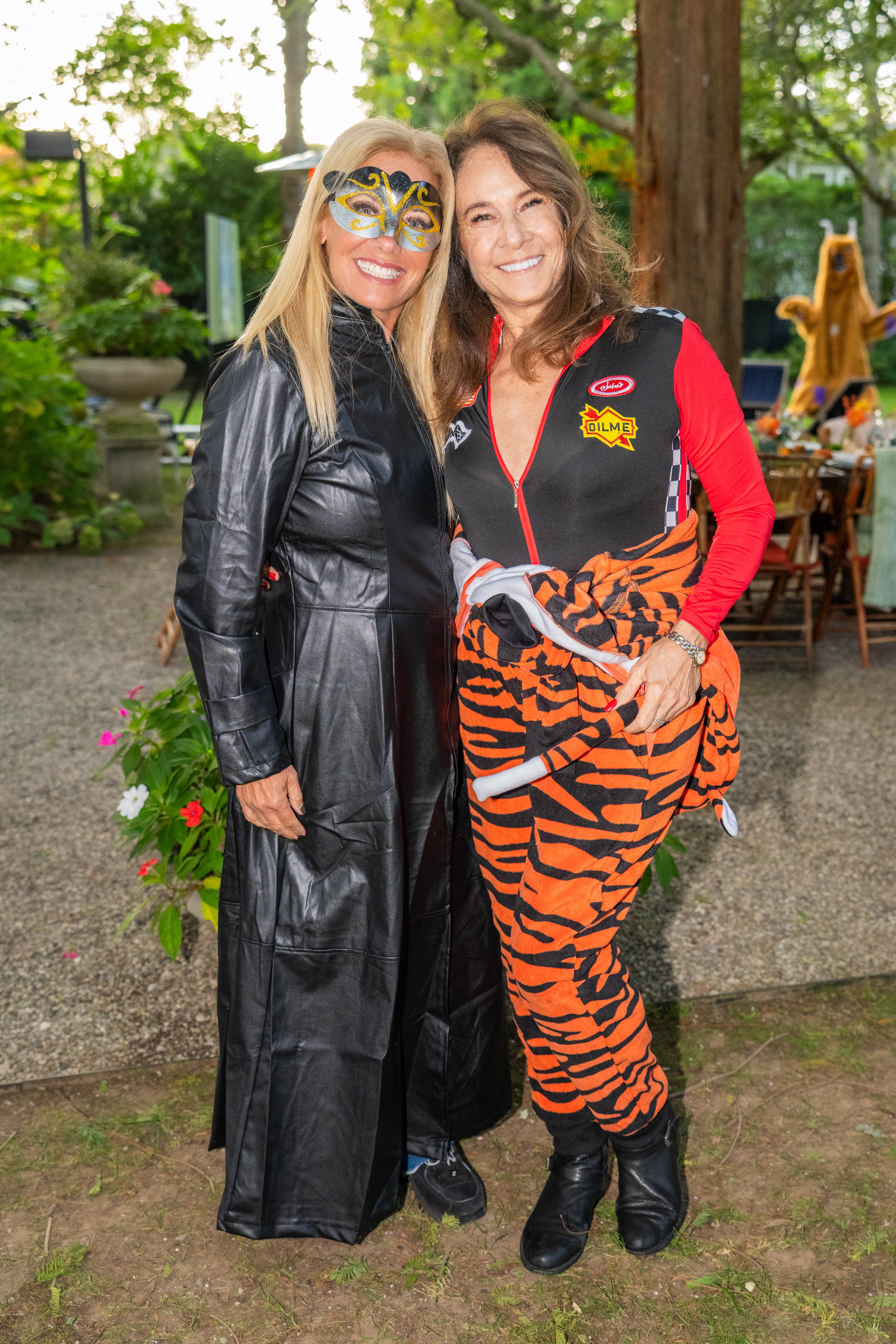Melanie Stevens, Sioux Saunders