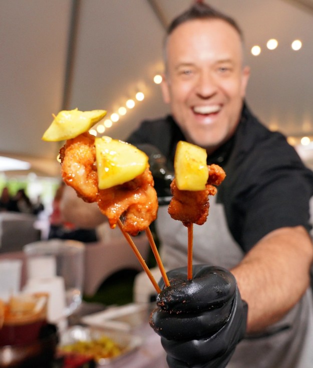 Guests sip and savor during Dan’s Taste Rosé Soirée, an evening celebrating fine wine, food, and summer vibes.