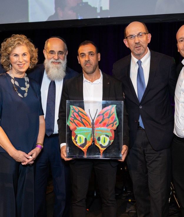 Eli Sharabi receiving The Spirit Of Hope Award with (left) CEO of UJA Eric Goldstein, Linda Mirels, Kalman Samuels, Executive Vice President Mark Medin, UJA CEO & Deputy Director Itamar Shevach