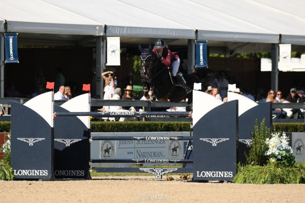 Jessica Mendoza (GBR) and In The Air claimed their first 5* victory in the $400,000 Longines 2025 Hampton Classic 5* Grand Prix (© KindMedia )