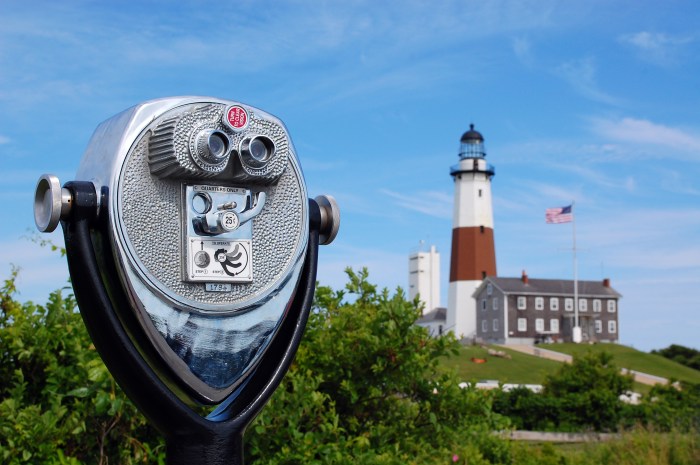 Picture of the pay binoculars with the Montauk lighthouse in the background